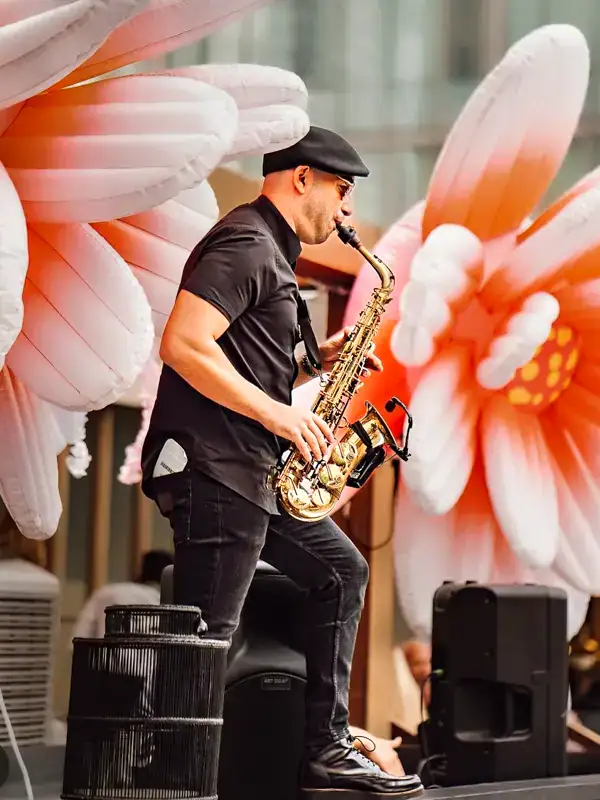 dubai-saxophone-player
