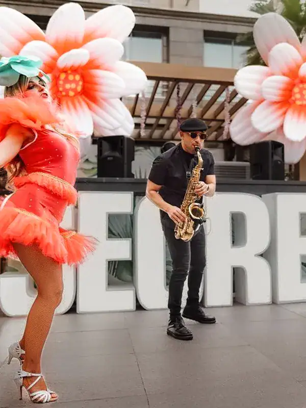 dubai-saxophonist