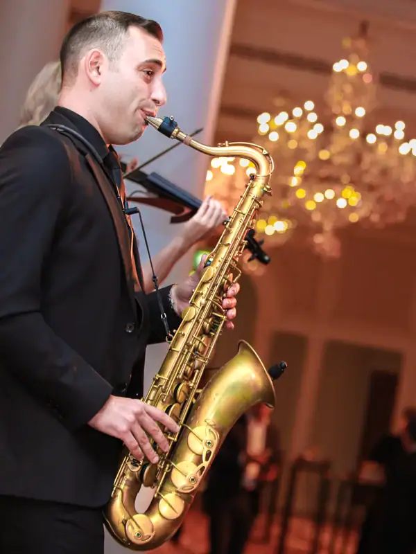 how-to-hire-a-saxophone-player-in-dubai